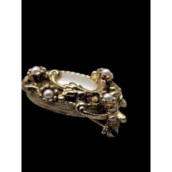 Faux Mabe Pearl Brooch Wrapped In Antique Gold Tone Setting Designer Pin - Picture 5 of 9